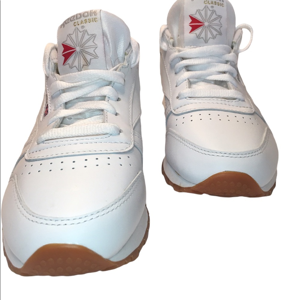 Reebox athletic shoes, size 8 color is white, like new, classic 09 style Reebox